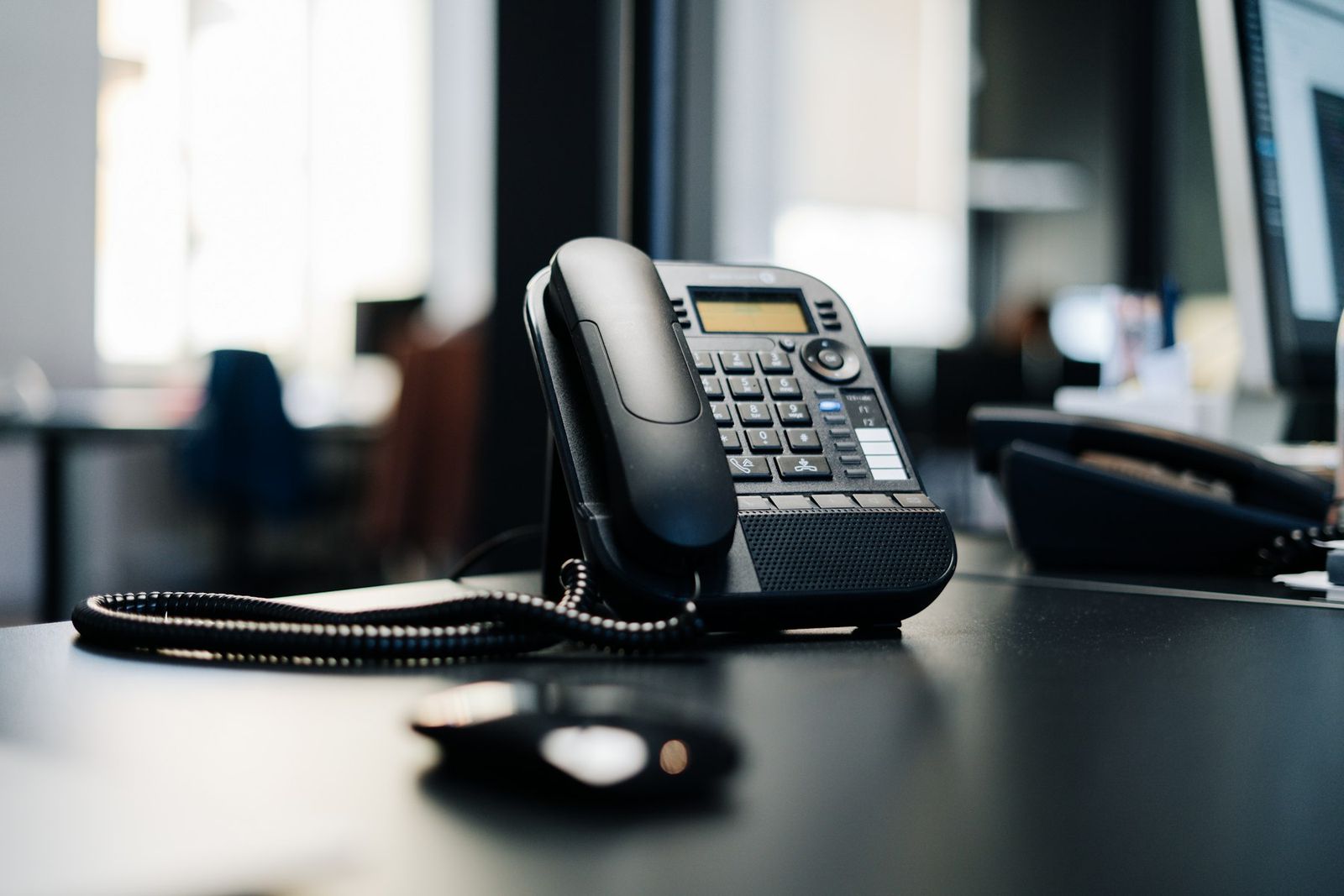 Kosifler Tasarım ile iletişime geçin - ofis masası telefonu